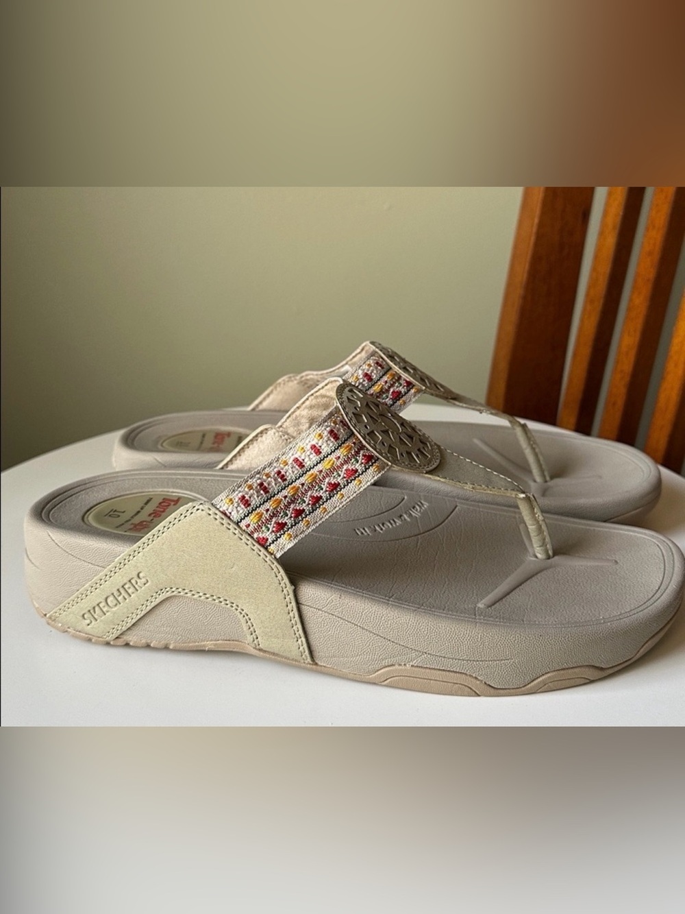 Sketchers Tone Ups Flip Flop Sandal Embroidered Strap grey/tan